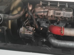 Погрузчик оборудован двигателем Isuzu C240 и коробкой передач Okamura